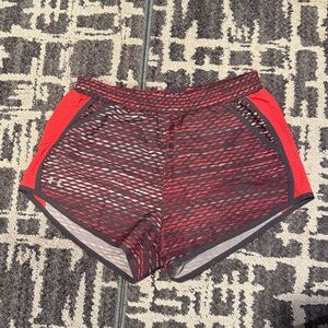 Women’s Under Armour running/ athletic shorts with lining size M - like new